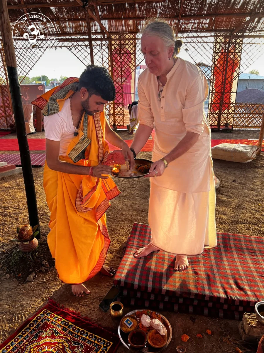 Dattatreya, Vishwaguruji*s Bhakta, performing puja after the fire ritual.
